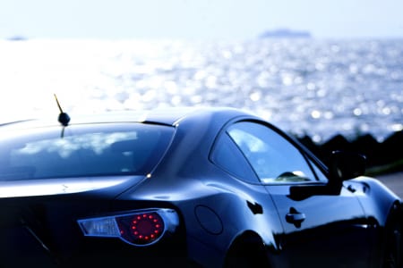 海辺の車
