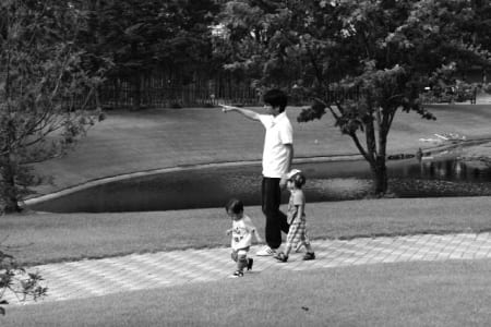 子どもと散歩する父