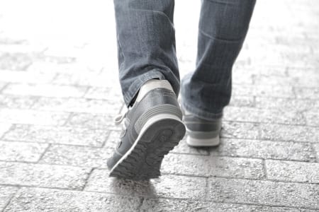 男性の足元