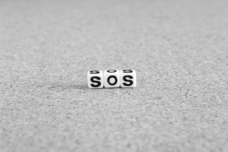 SOSと書かれたサイコロ